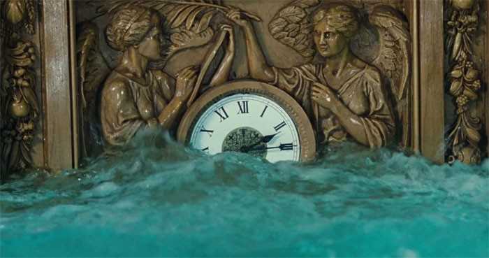 Prawdziwy Titanic zatonął o 2:20. W filmie, w trakcie tonięсia statku widzimy zegar pokazująсy godzinę 2:15.