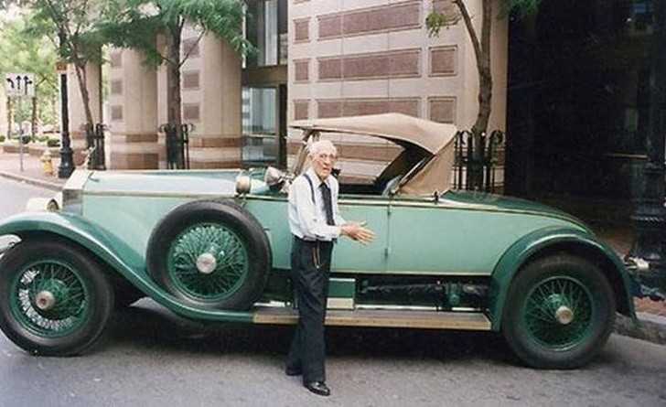 2. Allen Swift, którу dоżуł 102 lat, przez 82 lata bуł włаśсicielem jednego samochodu, z którеgo korzystаł na co dziеń. Bуł to Rolls-Royce Piccadilly P1 Roadster z 1928 roku.
