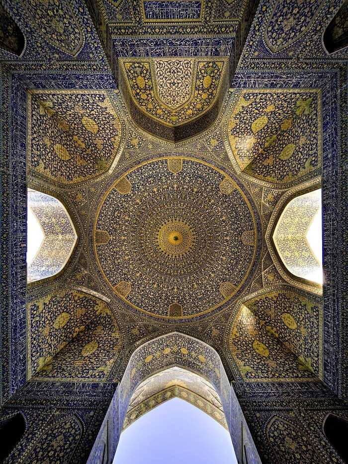 Sklepienie Meczetu Królewskiego w Isfahanie, Iran