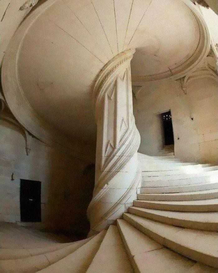 Schody spiralne zaprojektowane przez Leonarda Da Vinci w roku 1516