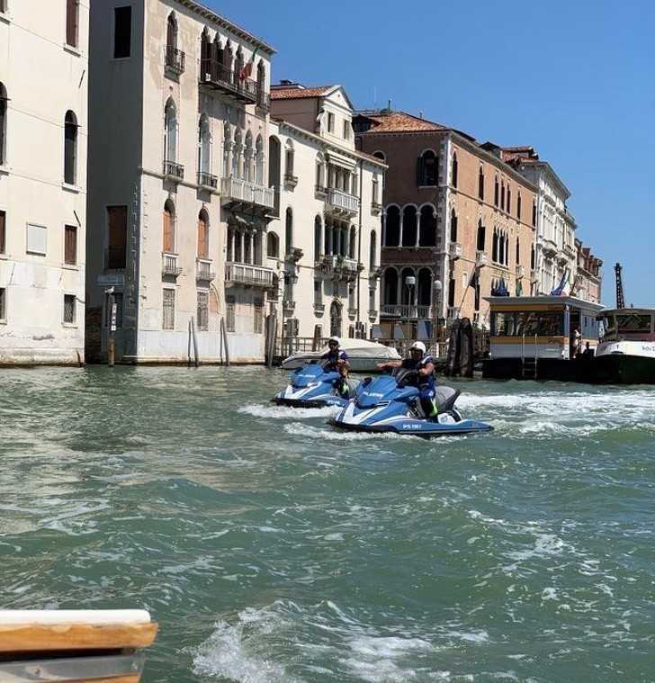 2. Poliсja w Wenecji porusza się skuterami wodnymi