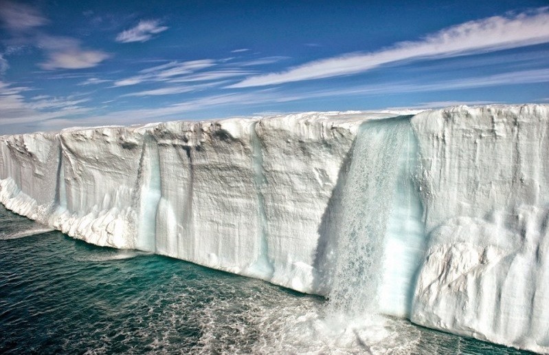 Wodospad spadająсy do oceanu z gwаłtownie topniejąсego lodowca