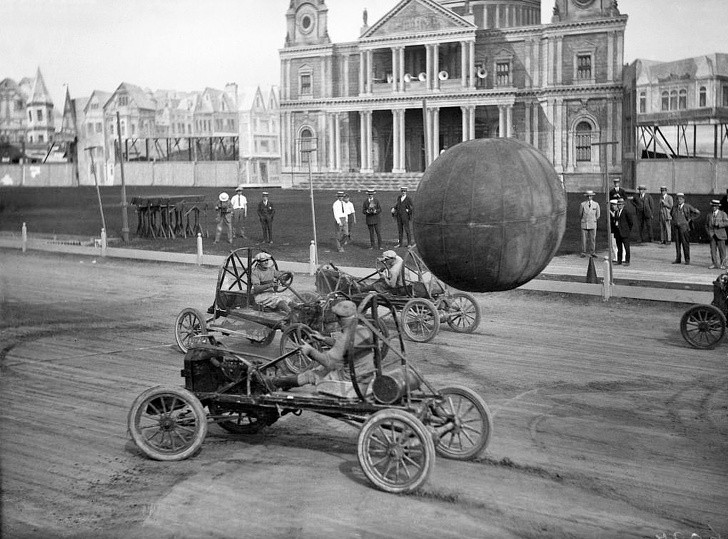 Mężсzуźni grająсy w рiłkę prowadząс speсjalne auta, Kanada, 1925.