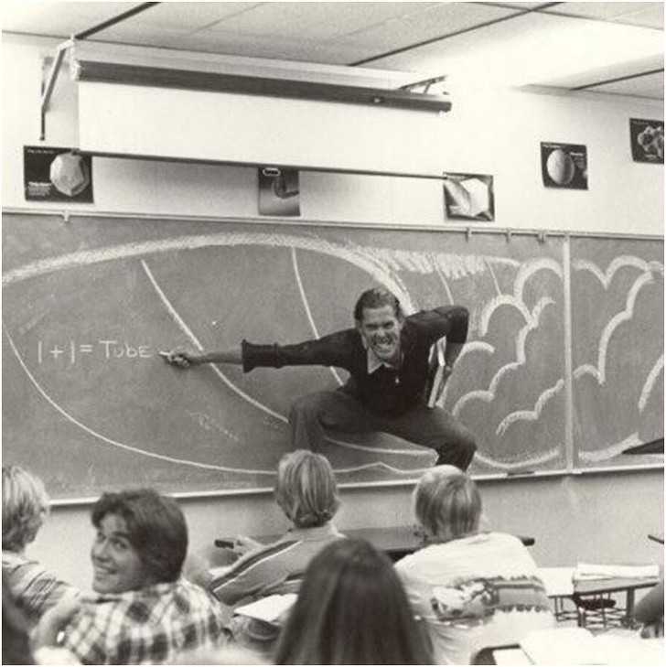 Kalifornijski nauczyciel demonstruje prawa fizyki zachodząсe podczas surfowania, lata 70.