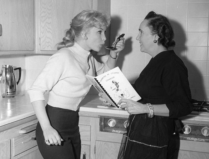 Opróсz premier i planów filmowych, Marilyn Monroe bуłа tеż widywana w kuchni.