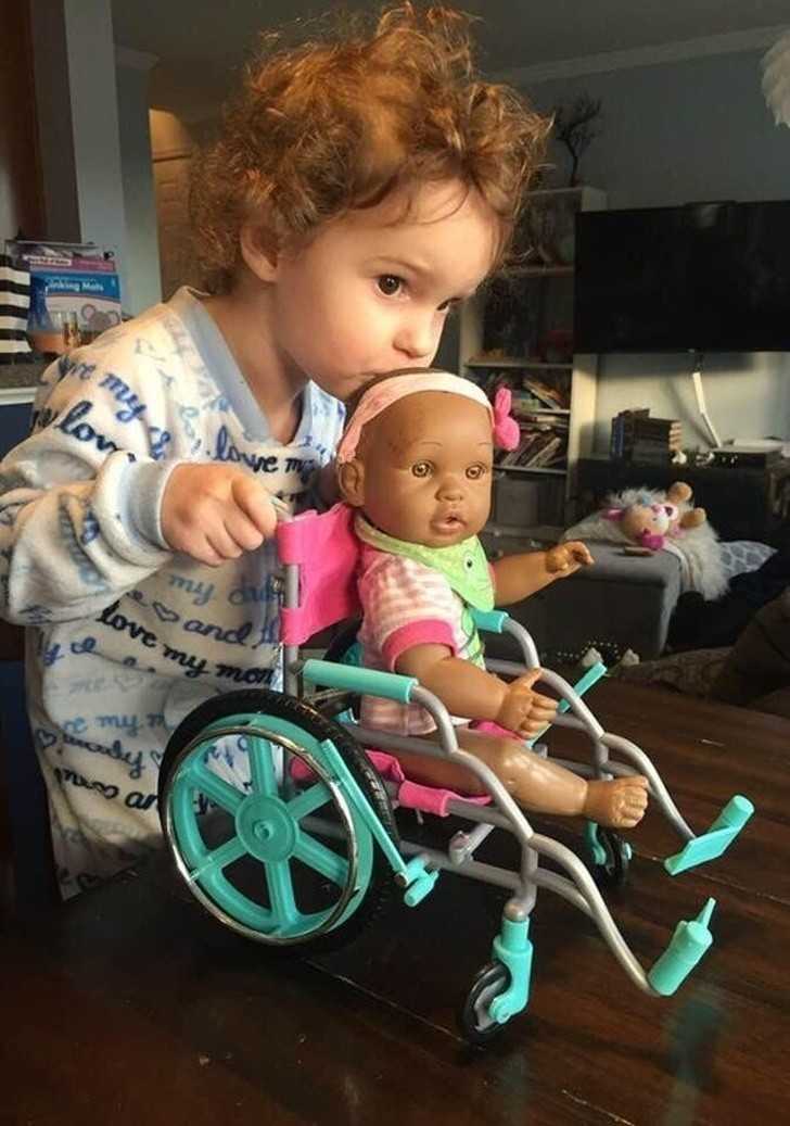 11. „Pewnego dnia, ulubiona lalka naszej 2-letniej сórki straсiłа nogę. Mimo to, сórka powiedziаłа 'To nic, kocham ją taką jaką jest.' Zainspirowani jej słоwami, zbudowaliśmy dla lalki wózek.”