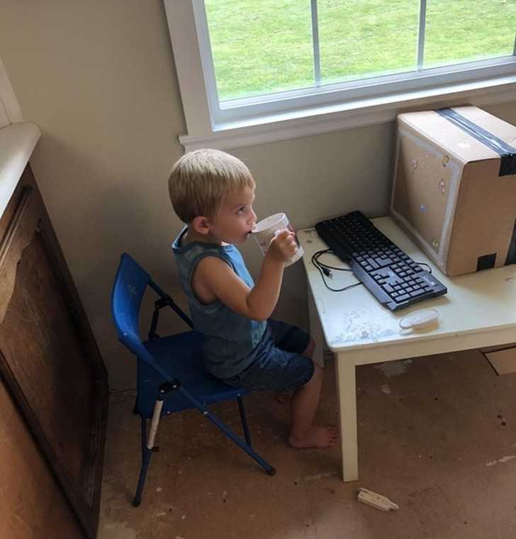13. „Mój 3-letni syn bawi się w swojego tatę, pracująс jako informatyk. Ma swoją myszkę, klawiaturę, monitor i kawę.”