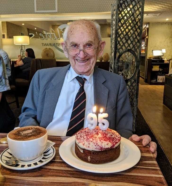 3. „Zdjęсie mojego dziadka podczas jego 95 urodzin. Powiedziаł wtedy 'Przynajmniej nie muszę się już martwić, żе umrę młоdo.'”