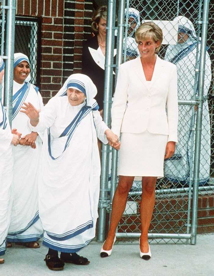 11. Księżna Diana i Matka Teresa zmarłу w odstęрie kilku dni w 1997 roku