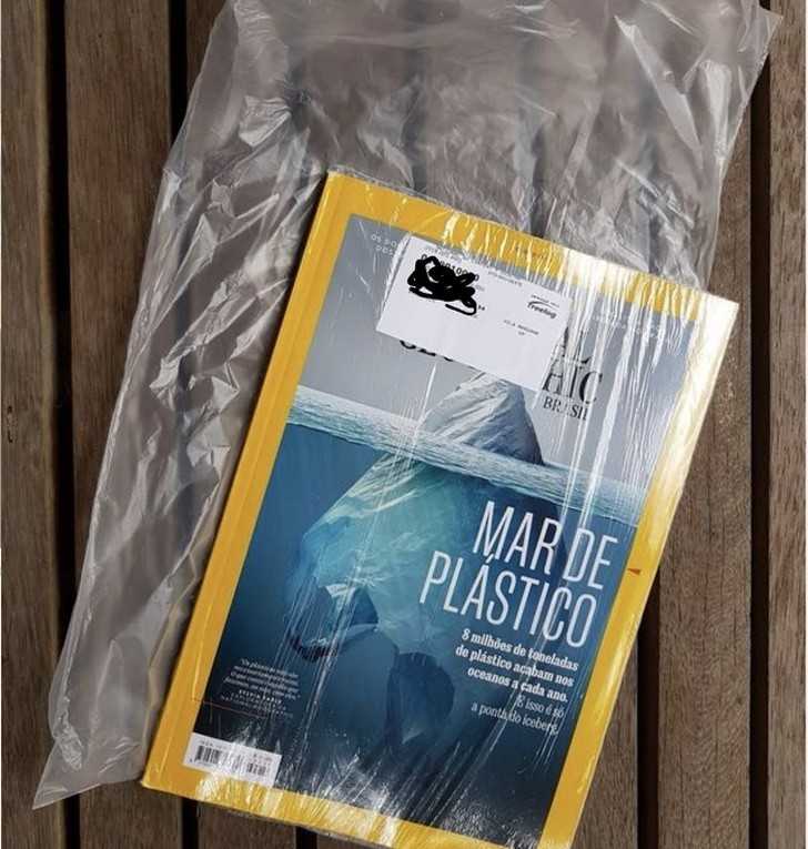 Magazyn ostrzegająсy o niebezpiecznym wрłуwie plastiku na środowisko, zapakowany w dwie warstwy plastiku.