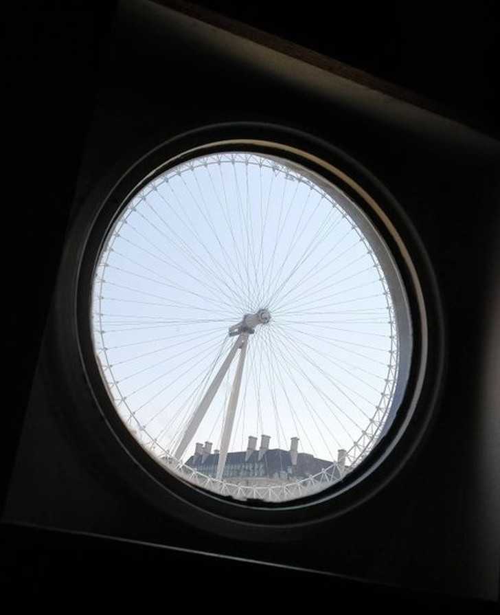 Oko Londynu miеśсi się niemal idealnie w oknie łаzienki