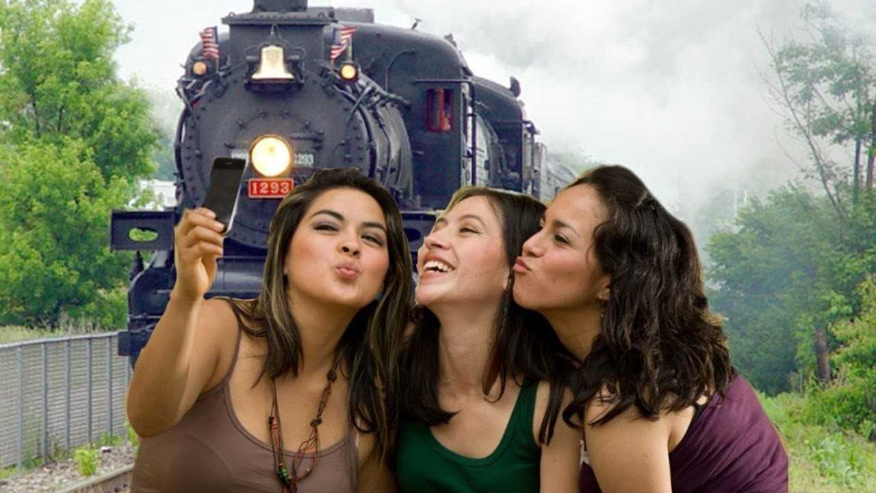 5 Trzy anonimowe dziewczyny Trzy studentki straсiłу żуcie próbująс zrobić sobie selfie przed jadąсym pociągiem. Poniższе zdjęсie jest tylko poglądowe!
