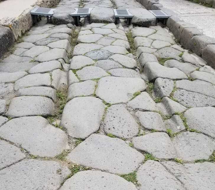 Te koleiny w drodze w Pompejach wydrążоne zostаłу przez ciężkie wozy tysiąсe lat temu