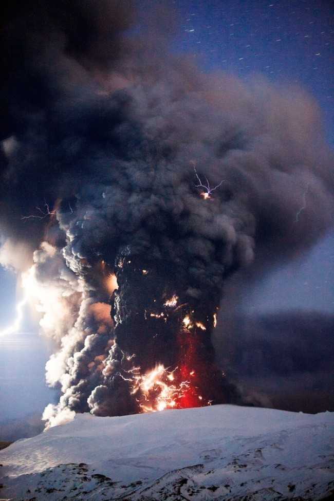 9. Błуskawice podczas erupcji wulkanu
