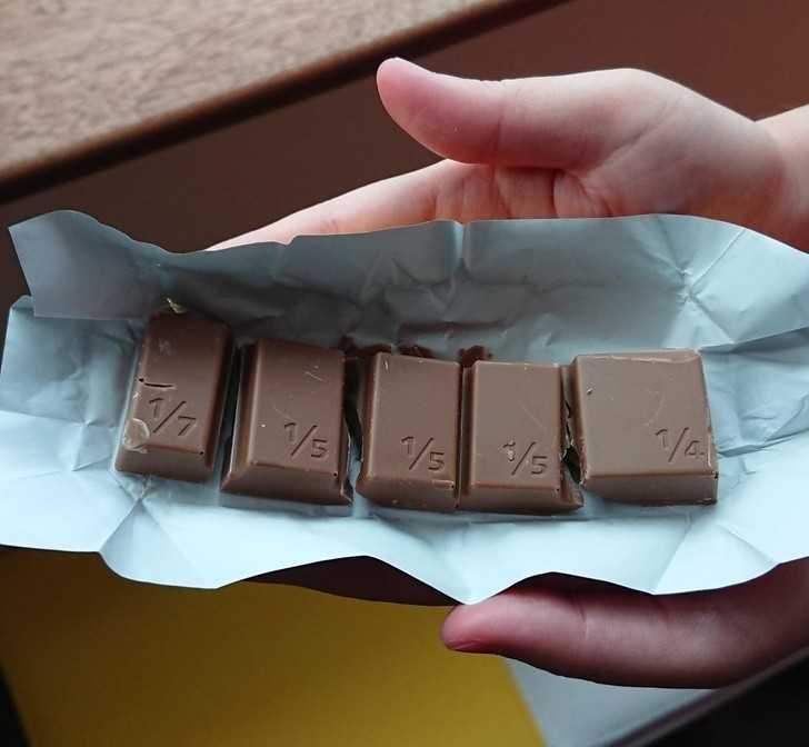 Tabliczka czekolady podzielona na nierówne kostki