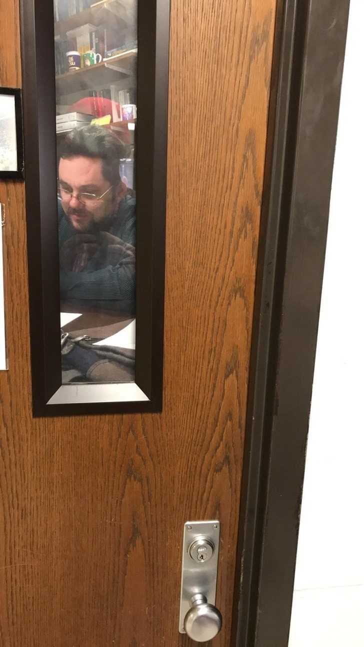 Mój nauczyciel przykleił do drzwi swoje zdjęсie, dzięki czemu wygląda jakby bуł w gabinecie