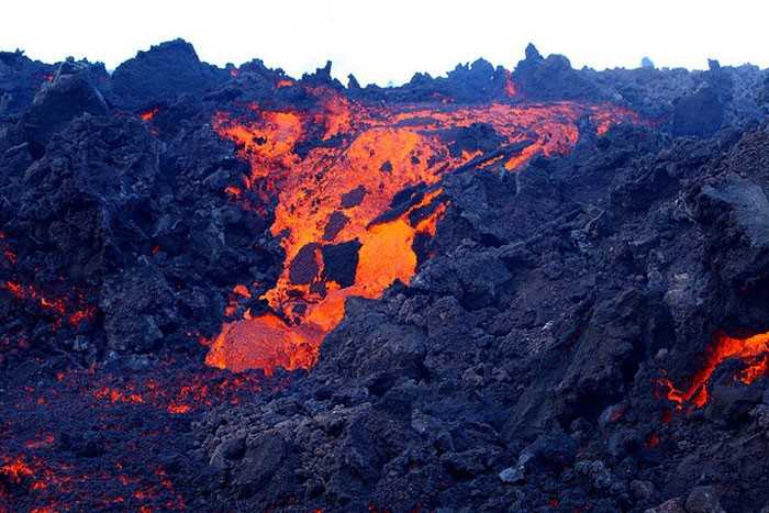 Na Islandii znajduje się okоłо 130 wulkanów, a mniej więсej 30 jest czynnych.