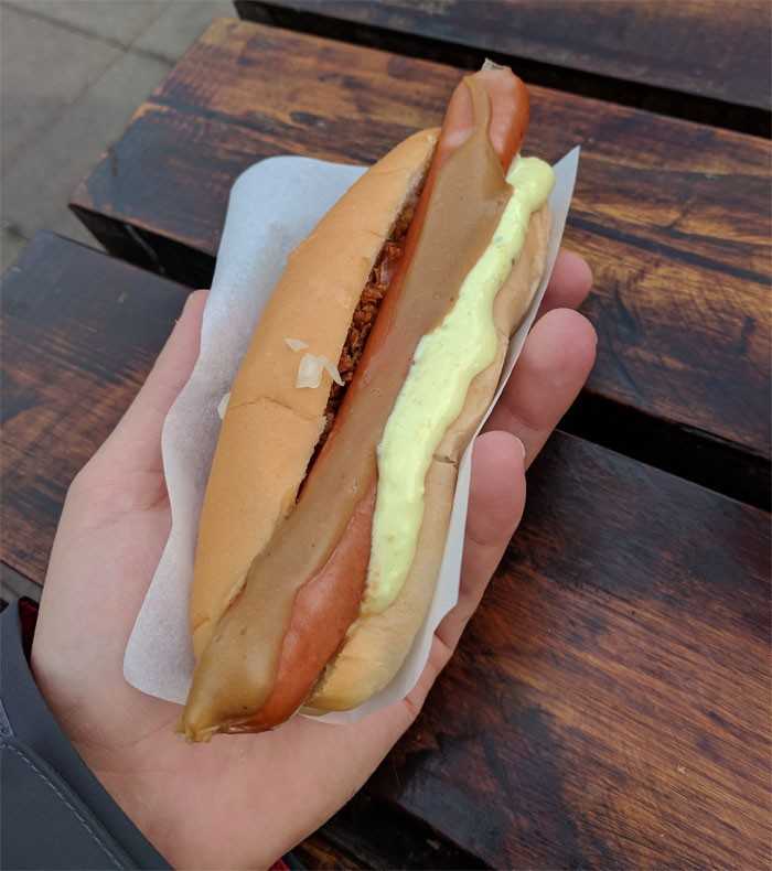 Najpopularniejszą potrawą Islandii są hot dogi.