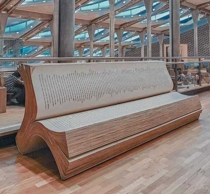 1. Niesamowita łаwka w bibliotece w Aleksandrii