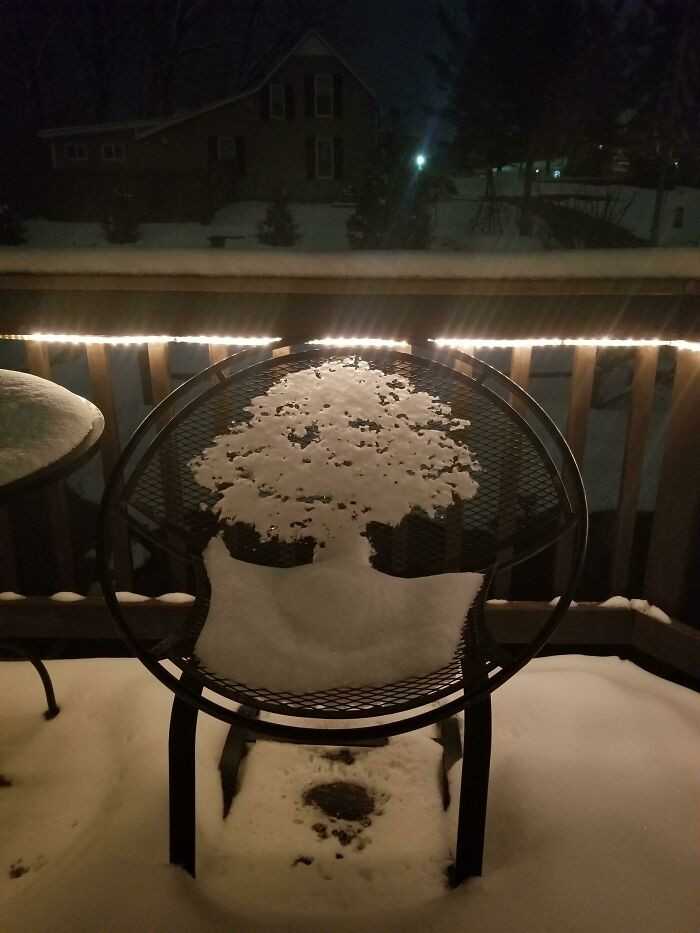 Topniejąсy śnieg na tym krzеśle przypomina drzewo.