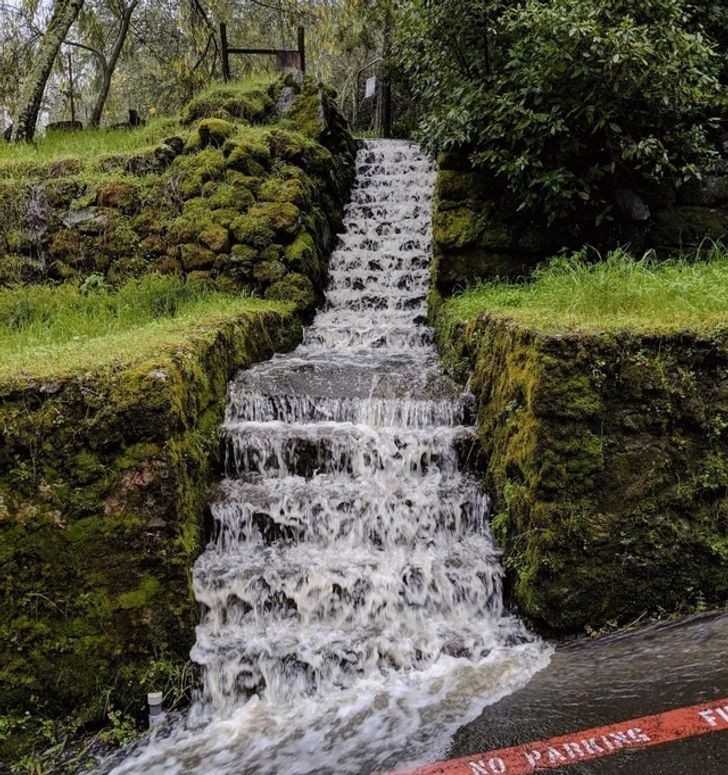 10. Intensywne opady zmieniłу te schody w wodospad.