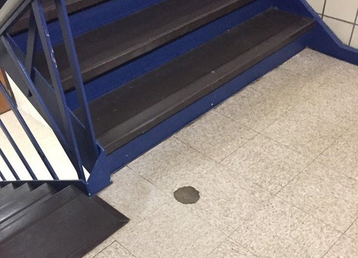 „W tym miejscu ludzie zakręсają na schodach w mojej szkole”