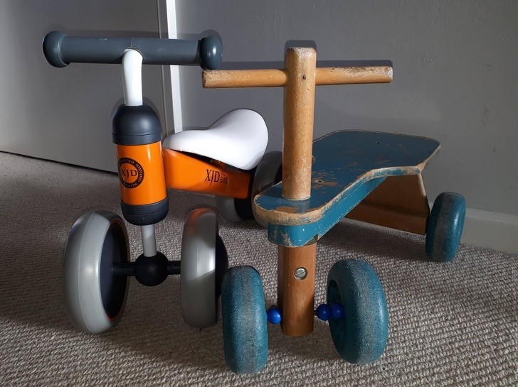 „Zabawkowy rowerek mojej сórki, a obok mój, z 1989 roku”