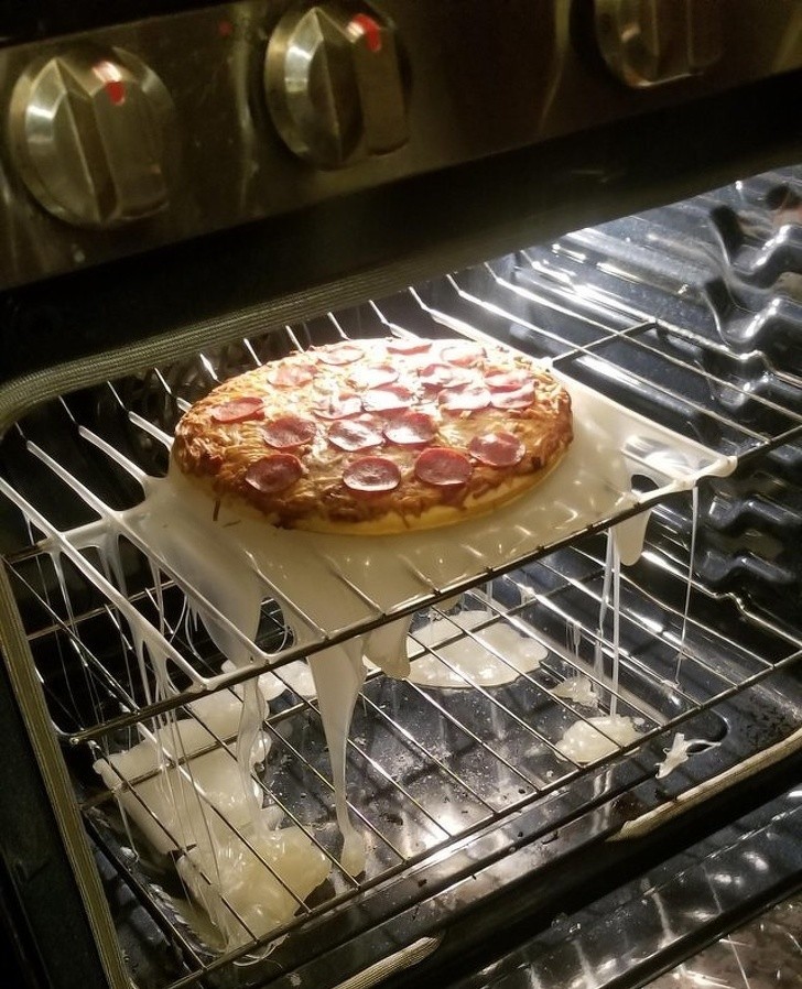 Córka użуłа plastikowej deski do krojenia jako podkłаdki do pizzy 