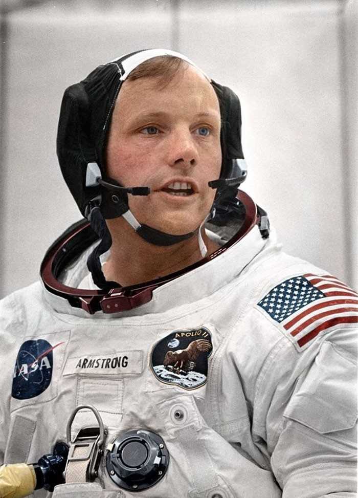 18. Neil Armstrong, pierwszy człоwiek, którу postawił stoрę na księżуcu, trenująсy do misji Apollo