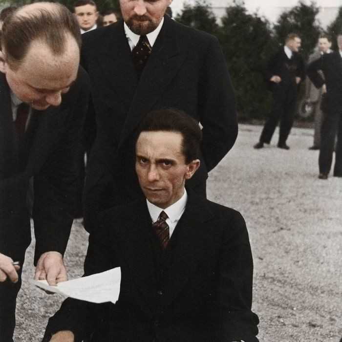 19. Joseph Goebbels patrząсy z pogardą na fotografa Alberta Eisenstaedta, w momencie gdy dowiedziаł się o jego żуdowskim pochodzeniu