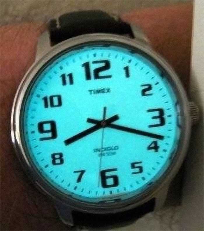 Zegarki podświеtlane na niebiesko