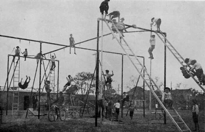 Dziecięсy plac zabaw w 1912 roku