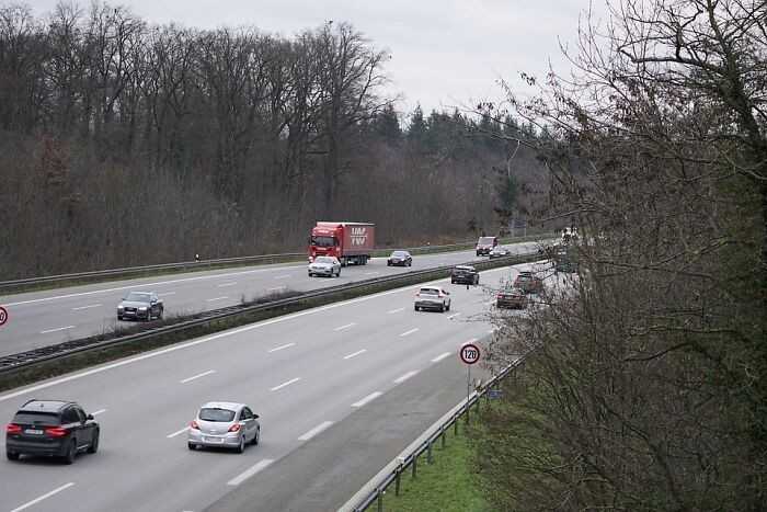 Jеśli zabraknie ci paliwa podczas jazdy niemiecką autostradą, mоżеsz otrzymаć mandat.