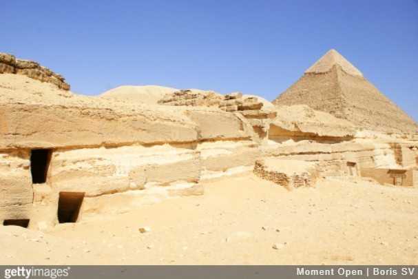 4. Piramidy zostаłу wybudowane przez niewolników.