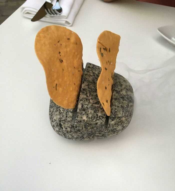 Chipsy serwowane w kamieniu