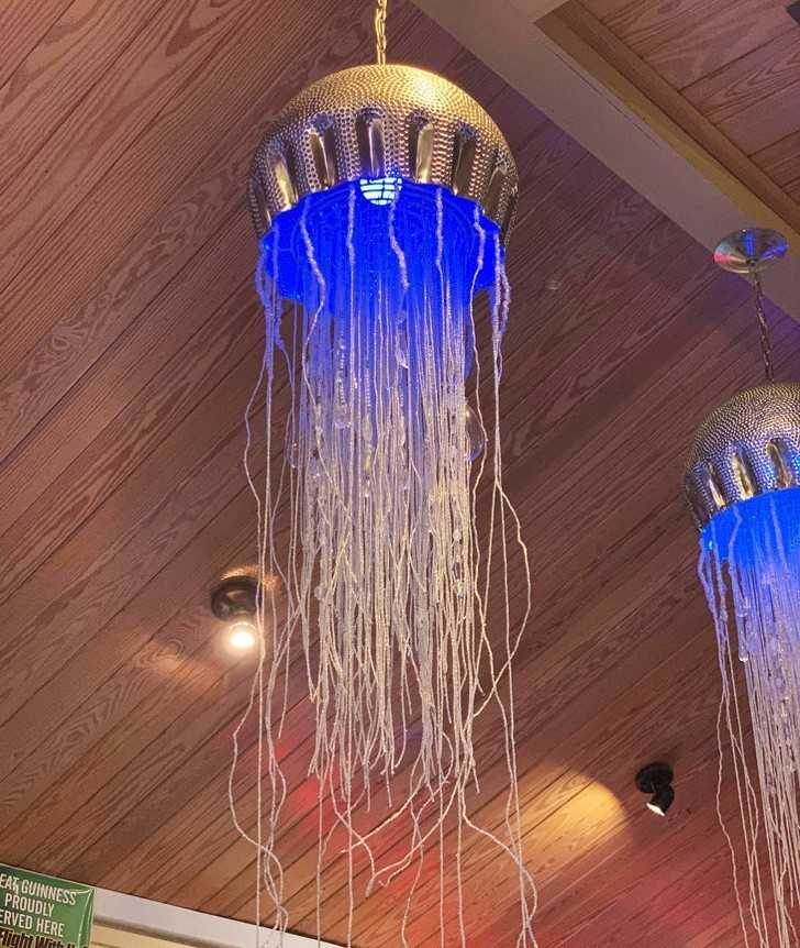 12. Lampa w ksztаłсie meduzy w restauracji z owocami morza