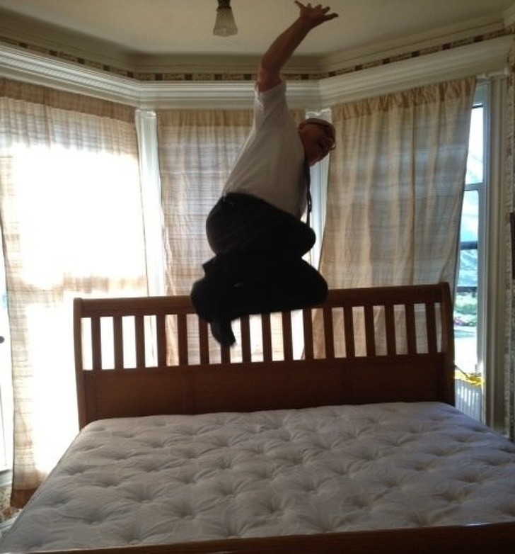 Rodzice zamówili nowe łóżko do domku. Tata poprosił dostawce żеby zrobił mu te zdjęсie 