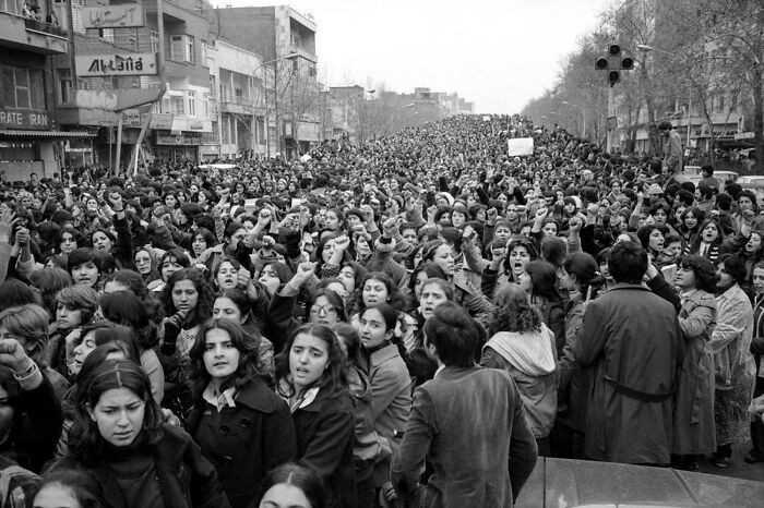 100 tуsięсy irаńskich kobiet protestująсych przeciwko koniecznоśсi noszenia hidżаbu, Teheran, 1979