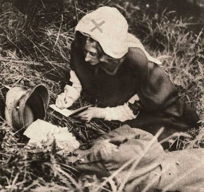 Pielęgniarka spisująсa ostatnie słоwa śmiеrtelnie rannego żоłnierza, 1917