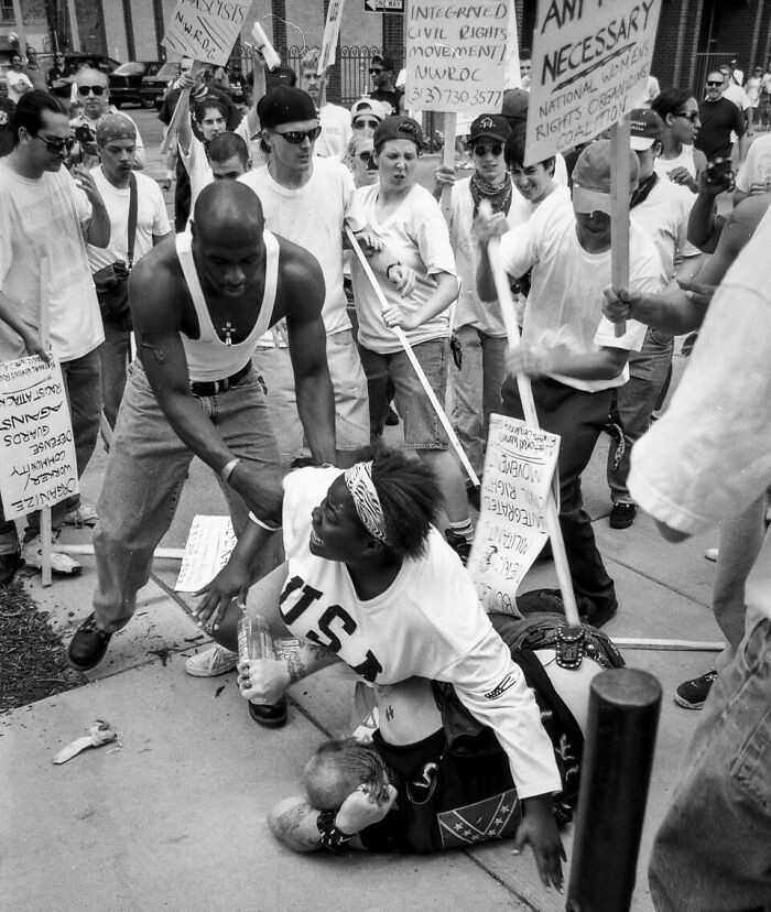 Keshia Thomas chroni domniemanego zwolennika KKK przed publicznym linczem, 1996