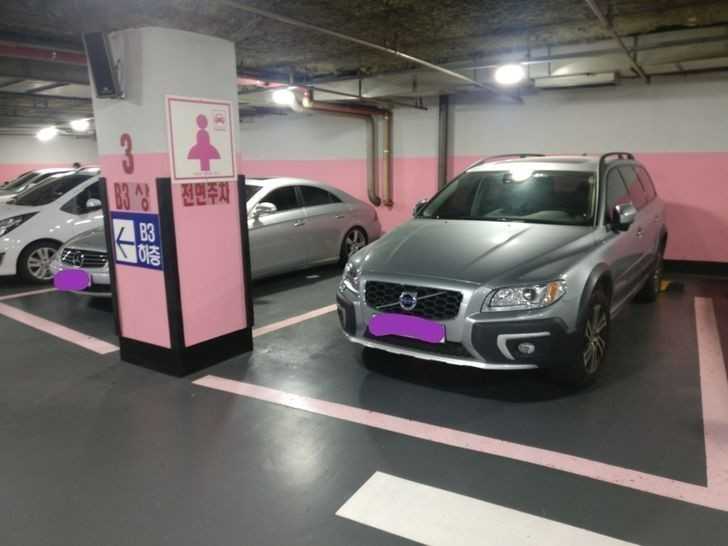 Ten hotel w Korei posiada szersze i odpowiednio oznaczone miejsca parkingowe dla kobiet.