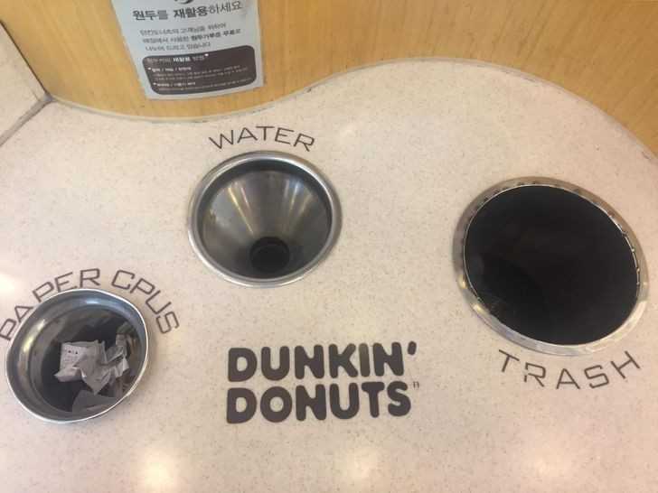 Restauracje Dunkin' Donuts w Korei posiadają oddzielne przegrody na wylanie napoju przed wyrzuceniem kubka.