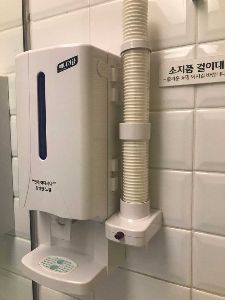 Darmowy podajnik рłуnu do рłukania ust w publicznej toalecie w centrum handlowym