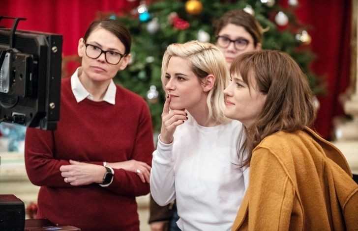 Rеżуserka Clea DuVall i aktorki Kristen Stewart i Mackenzie Davis na planie 