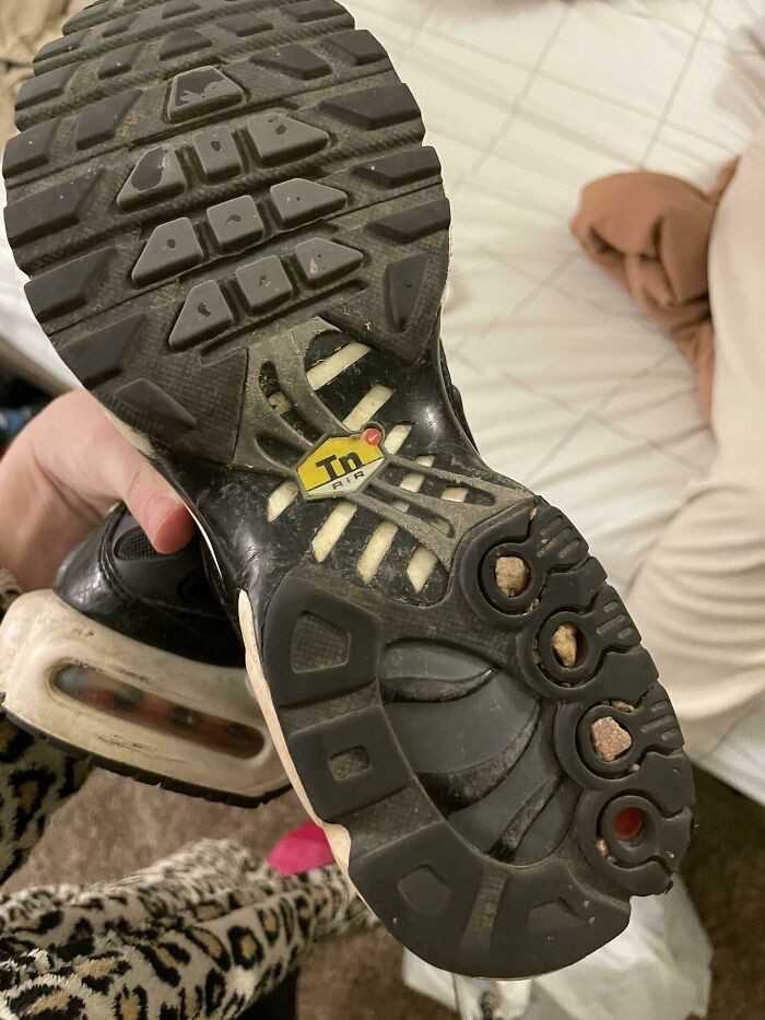 Otwory w podeszwie tego buta mają idealny rozmiar do zbierania kamуków z drogi.