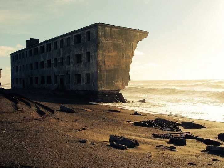 14. Opuszczony budynek mieszkalny, którеgo ruiny lądują w morzu przy wiosce rybackiej Kirovsky w Rosji