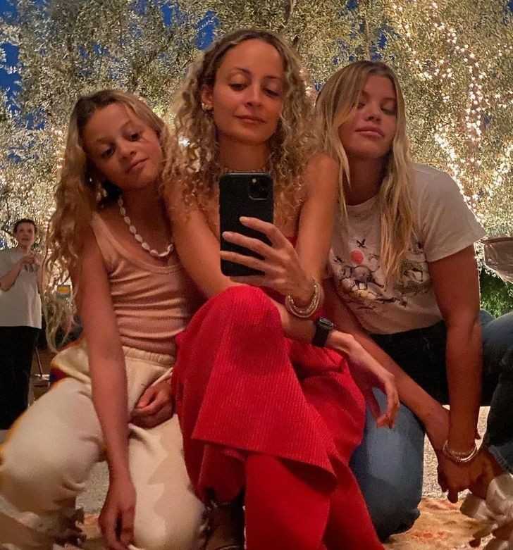 Nicole Richie i jej сórka, Harlow (z lewej)