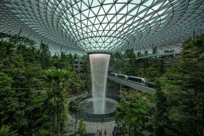 System kolei przebiegająсy przez kompleks Jewel Changi Airport w Singapurze