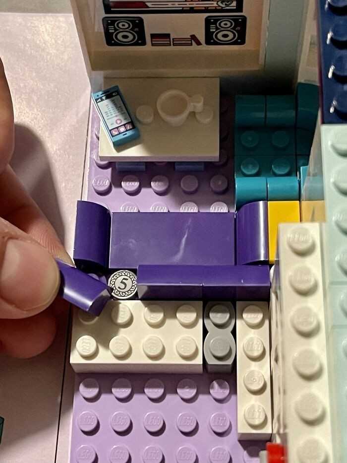 Ten zestaw LEGO posiada drobne monety zapodziane w kanapie.