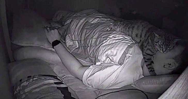12. Mężсzyzna miаł trudnоśсi z oddychaniem podczas snu, więс zainstalowаł kamerkę by sprawdzić dlaczego.